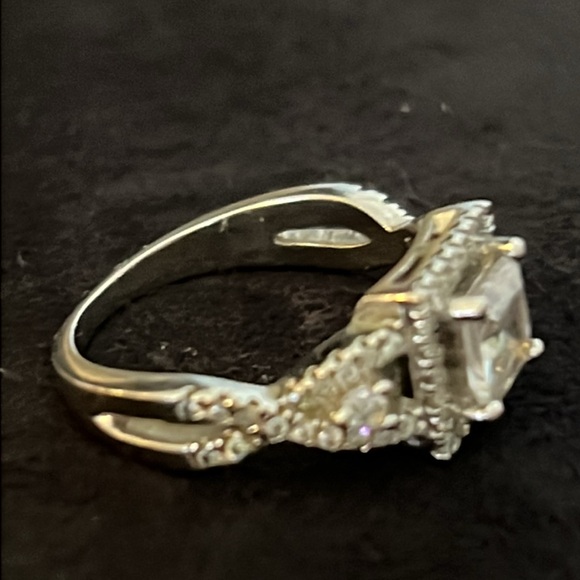 10kt white gold diamond & crystal ring - Picture 3 of 7